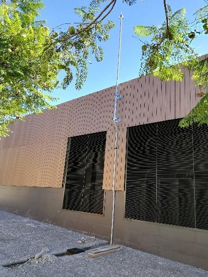 Tres estructuras moleculares de hidrocarburos con múltiples enlaces dobles (dienos y un trieno), ilustrando la presencia de varias insaturaciones en una cadena lineal.