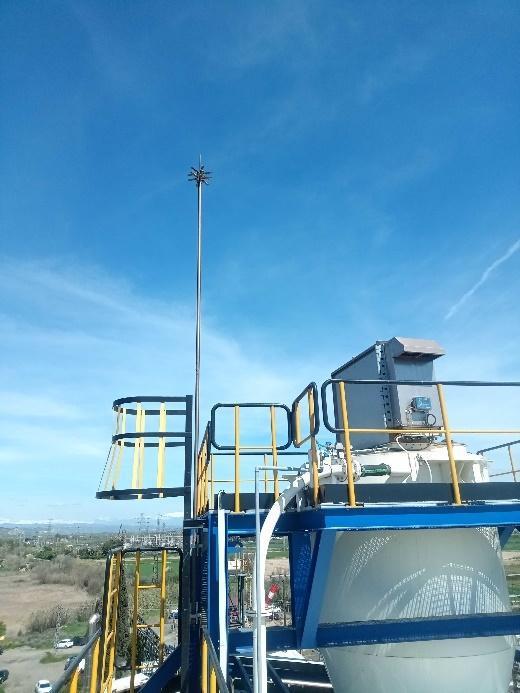 Tres estructuras moleculares en notación de esqueleto, mostrando la presencia de enlaces triples carbono-carbono en hidrocarburos.