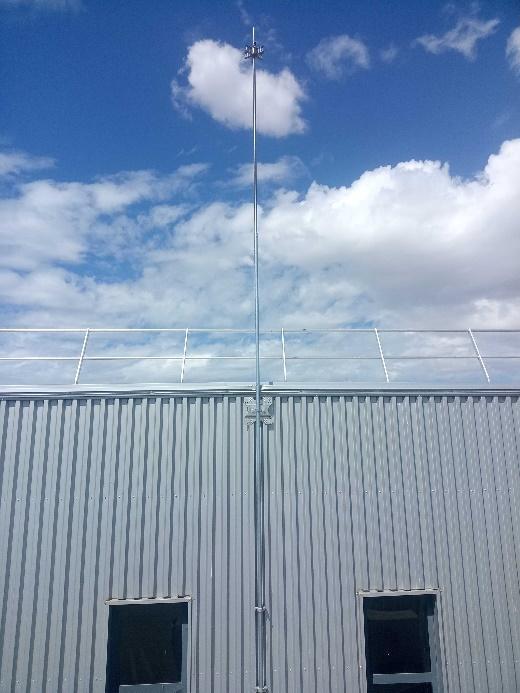 Tres estructuras moleculares en notación de esqueleto, incluyendo un cicloalqueno y un dieno cíclico, mostrando enlaces dobles dentro de anillos de carbono.