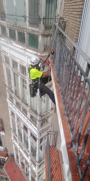 Mantenimiento exterior de un edificio mediante técnicas de acceso con cuerda.