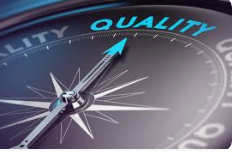 Brújula con la palabra "quality" y una flecha apuntando hacia la calidad