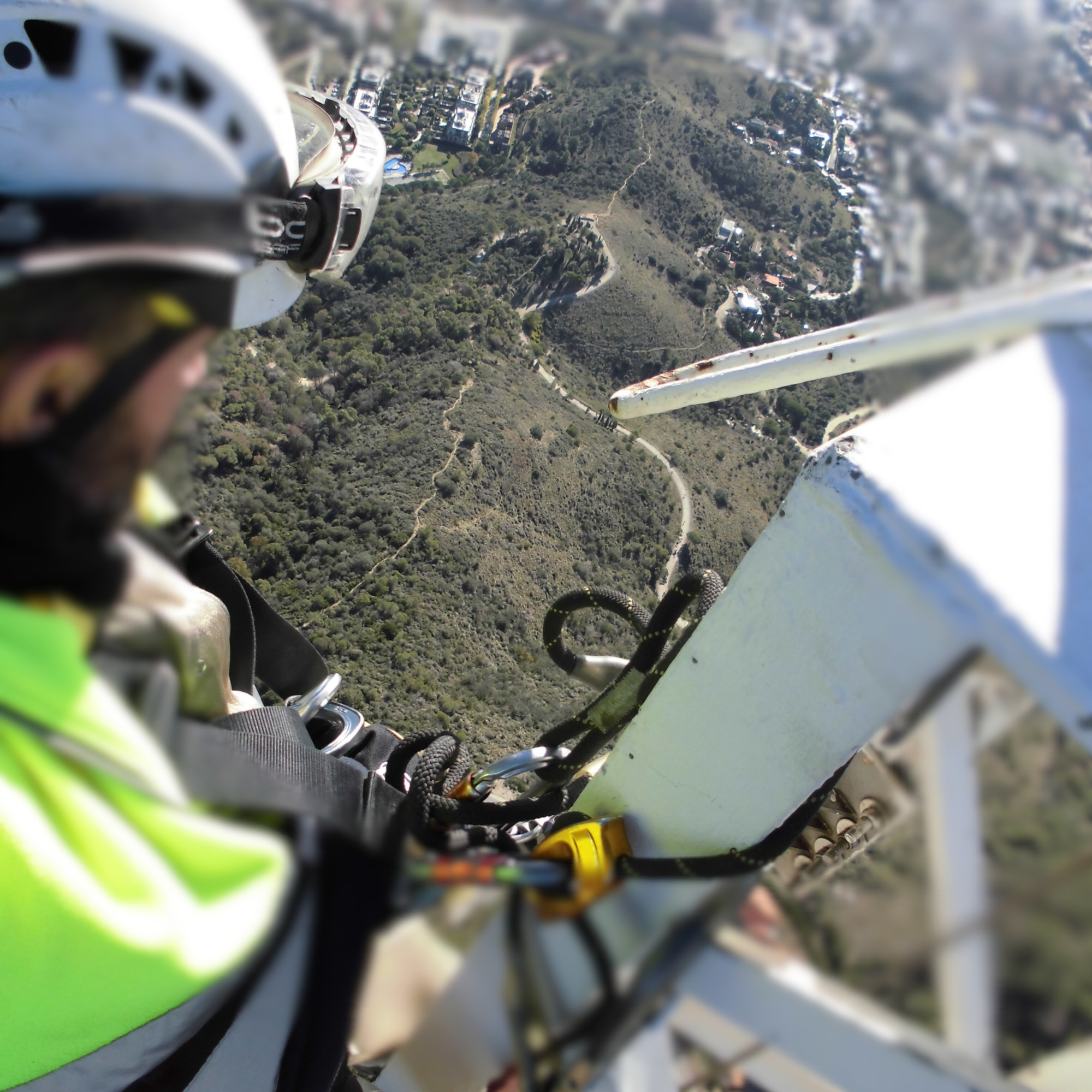 Técnico realizando trabajo en alturas para mantenimiento e inspección de antenas en torre de telecomunicaciones