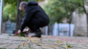 Hombre especializado en sistemas de puesta a tierra