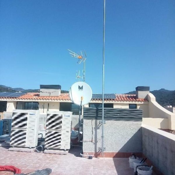 Seis estructuras de hidrocarburos cíclicos representadas en notación de esqueleto, mostrando anillos de carbono de diferentes tamaños.