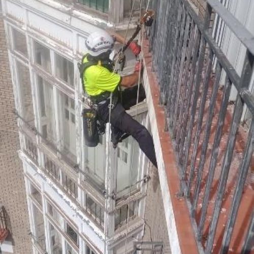 Mantenimiento exterior de un edificio mediante técnicas de acceso con cuerda.